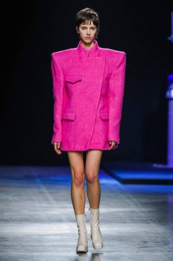 MİLAN, İtalya - 24 Şubat 2022 'de Milano Moda Haftası / Kış 2023' te İtalya 'nın Milano kentinde düzenlenen Annakiki defilesinde bir model podyumda yürüyor..