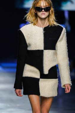 MİLAN, İtalya - 24 Şubat 2022 'de Milano Moda Haftası / Kış 2023' te İtalya 'nın Milano kentinde düzenlenen Annakiki defilesinde bir model podyumda yürüyor..