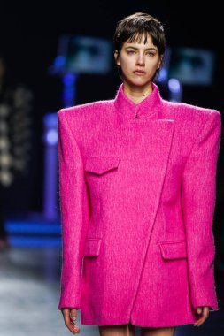 MİLAN, İtalya - 24 Şubat 2022 'de Milano Moda Haftası / Kış 2023' te İtalya 'nın Milano kentinde düzenlenen Annakiki defilesinde bir model podyumda yürüyor..