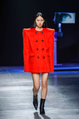 MİLAN, İtalya - 24 Şubat 2022 'de Milano Moda Haftası / Kış 2023' te İtalya 'nın Milano kentinde düzenlenen Annakiki defilesinde bir model podyumda yürüyor..