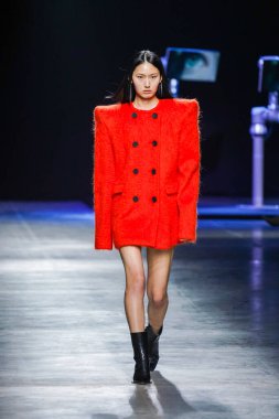 MİLAN, İtalya - 24 Şubat 2022 'de Milano Moda Haftası / Kış 2023' te İtalya 'nın Milano kentinde düzenlenen Annakiki defilesinde bir model podyumda yürüyor..