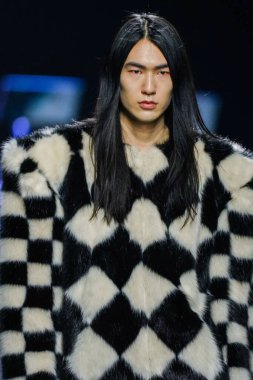 MİLAN, İtalya - 24 Şubat 2022 'de Milano Moda Haftası / Kış 2023' te İtalya 'nın Milano kentinde düzenlenen Annakiki defilesinde bir model podyumda yürüyor..