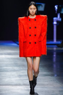 MİLAN, İtalya - 24 Şubat 2022 'de Milano Moda Haftası / Kış 2023' te İtalya 'nın Milano kentinde düzenlenen Annakiki defilesinde bir model podyumda yürüyor..