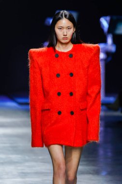 MİLAN, İtalya - 24 Şubat 2022 'de Milano Moda Haftası / Kış 2023' te İtalya 'nın Milano kentinde düzenlenen Annakiki defilesinde bir model podyumda yürüyor..