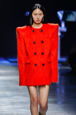 MİLAN, İtalya - 24 Şubat 2022 'de Milano Moda Haftası / Kış 2023' te İtalya 'nın Milano kentinde düzenlenen Annakiki defilesinde bir model podyumda yürüyor..