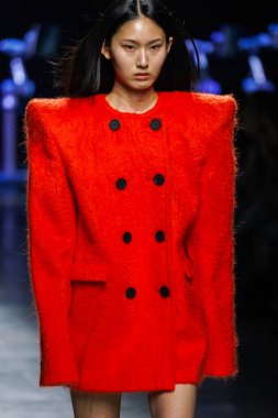 MİLAN, İtalya - 24 Şubat 2022 'de Milano Moda Haftası / Kış 2023' te İtalya 'nın Milano kentinde düzenlenen Annakiki defilesinde bir model podyumda yürüyor..