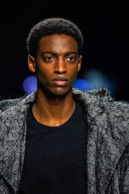 MİLAN, İtalya - 24 Şubat 2022 'de Milano Moda Haftası / Kış 2023' te İtalya 'nın Milano kentinde düzenlenen Annakiki defilesinde bir model podyumda yürüyor..