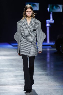 MİLAN, İtalya - 24 Şubat 2022 'de Milano Moda Haftası / Kış 2023' te İtalya 'nın Milano kentinde düzenlenen Annakiki defilesinde bir model podyumda yürüyor..