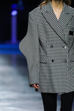 MİLAN, İtalya - 24 Şubat 2022 'de Milano Moda Haftası / Kış 2023' te İtalya 'nın Milano kentinde düzenlenen Annakiki defilesinde bir model podyumda yürüyor..