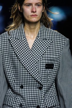 MİLAN, İtalya - 24 Şubat 2022 'de Milano Moda Haftası / Kış 2023' te İtalya 'nın Milano kentinde düzenlenen Annakiki defilesinde bir model podyumda yürüyor..