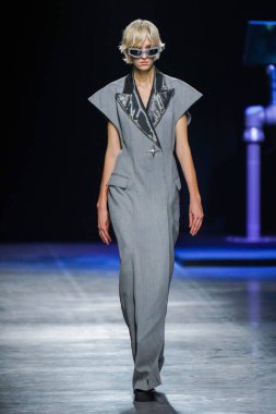 MİLAN, İtalya - 24 Şubat 2022 'de Milano Moda Haftası / Kış 2023' te İtalya 'nın Milano kentinde düzenlenen Annakiki defilesinde bir model podyumda yürüyor..