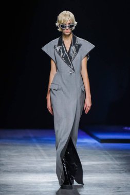 MİLAN, İtalya - 24 Şubat 2022 'de Milano Moda Haftası / Kış 2023' te İtalya 'nın Milano kentinde düzenlenen Annakiki defilesinde bir model podyumda yürüyor..