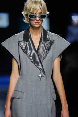 MİLAN, İtalya - 24 Şubat 2022 'de Milano Moda Haftası / Kış 2023' te İtalya 'nın Milano kentinde düzenlenen Annakiki defilesinde bir model podyumda yürüyor..