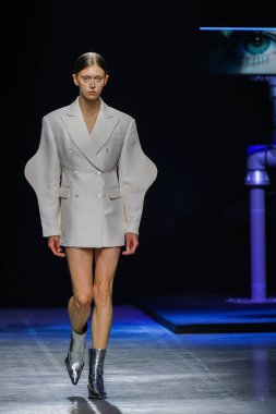 MİLAN, İtalya - 24 Şubat 2022 'de Milano Moda Haftası / Kış 2023' te İtalya 'nın Milano kentinde düzenlenen Annakiki defilesinde bir model podyumda yürüyor..