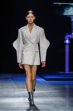 MİLAN, İtalya - 24 Şubat 2022 'de Milano Moda Haftası / Kış 2023' te İtalya 'nın Milano kentinde düzenlenen Annakiki defilesinde bir model podyumda yürüyor..