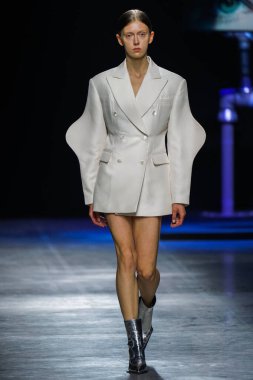 MİLAN, İtalya - 24 Şubat 2022 'de Milano Moda Haftası / Kış 2023' te İtalya 'nın Milano kentinde düzenlenen Annakiki defilesinde bir model podyumda yürüyor..
