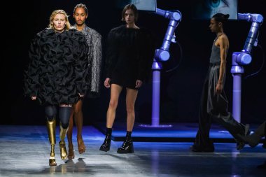 MİLAN, İTALYA - 24 Şubat 2022 'de Milano Moda Haftası / Kış 2023' te İtalya 'nın Milano kentinde düzenlenen Annakiki defilesinde modeller podyum finalinde yürür..