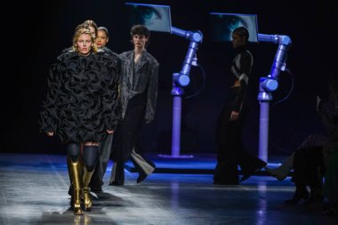 MİLAN, İTALYA - 24 Şubat 2022 'de Milano Moda Haftası / Kış 2023' te İtalya 'nın Milano kentinde düzenlenen Annakiki defilesinde modeller podyum finalinde yürür..