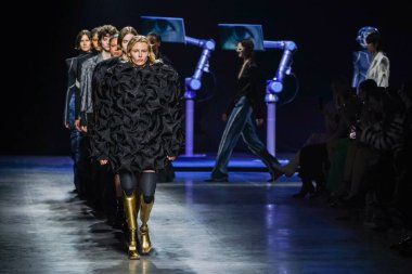 MİLAN, İTALYA - 24 Şubat 2022 'de Milano Moda Haftası / Kış 2023' te İtalya 'nın Milano kentinde düzenlenen Annakiki defilesinde modeller podyum finalinde yürür..