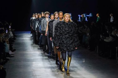 MİLAN, İTALYA - 24 Şubat 2022 'de Milano Moda Haftası / Kış 2023' te İtalya 'nın Milano kentinde düzenlenen Annakiki defilesinde modeller podyum finalinde yürür..