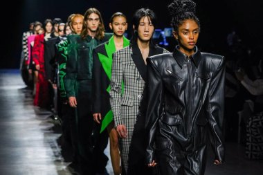 MİLAN, İTALYA - 24 Şubat 2022 'de Milano Moda Haftası / Kış 2023' te İtalya 'nın Milano kentinde düzenlenen Annakiki defilesinde modeller podyum finalinde yürür..