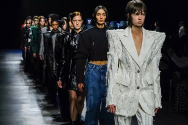 MİLAN, İTALYA - 24 Şubat 2022 'de Milano Moda Haftası / Kış 2023' te İtalya 'nın Milano kentinde düzenlenen Annakiki defilesinde modeller podyum finalinde yürür..