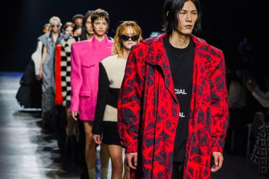 MİLAN, İTALYA - 24 Şubat 2022 'de Milano Moda Haftası / Kış 2023' te İtalya 'nın Milano kentinde düzenlenen Annakiki defilesinde modeller podyum finalinde yürür..