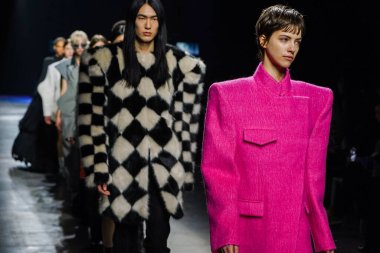 MİLAN, İTALYA - 24 Şubat 2022 'de Milano Moda Haftası / Kış 2023' te İtalya 'nın Milano kentinde düzenlenen Annakiki defilesinde modeller podyum finalinde yürür..