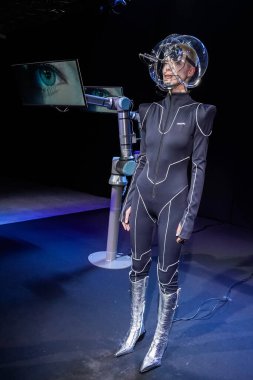 MILAN, ITALY - 24 Şubat 2022 'de Milano Moda Haftası / Kış 2023' te Annakiki defilesinde poz veren bir model.