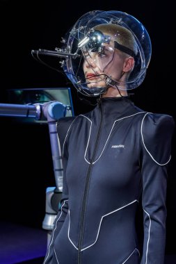 MILAN, ITALY - 24 Şubat 2022 'de Milano Moda Haftası / Kış 2023' te Annakiki defilesinde poz veren bir model.