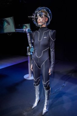 MILAN, ITALY - 24 Şubat 2022 'de Milano Moda Haftası / Kış 2023' te Annakiki defilesinde poz veren bir model.