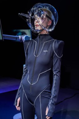 MILAN, ITALY - 24 Şubat 2022 'de Milano Moda Haftası / Kış 2023' te Annakiki defilesinde poz veren bir model.