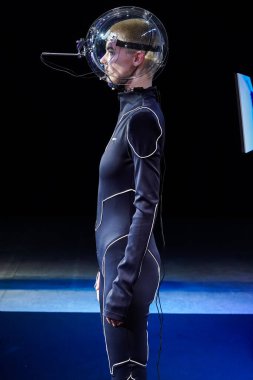 MILAN, ITALY - 24 Şubat 2022 'de Milano Moda Haftası / Kış 2023' te Annakiki defilesinde poz veren bir model.