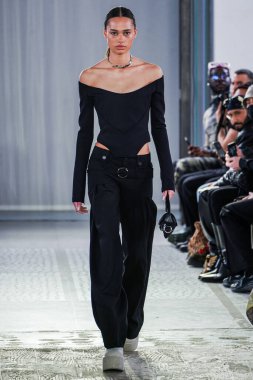 MILAN, ITALY - 26 Şubat 2022 'de Milano Moda Haftası / Kış 2023' te İtalya 'nın Milano kentinde düzenlenen Trussardi defilesinde bir model podyumda yürüyor..