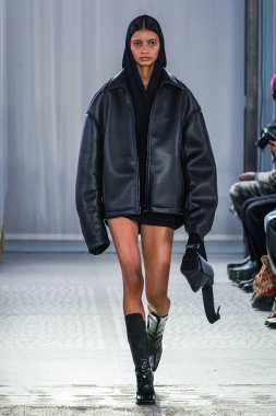 MILAN, ITALY - 26 Şubat 2022 'de Milano Moda Haftası / Kış 2023' te İtalya 'nın Milano kentinde düzenlenen Trussardi defilesinde bir model podyumda yürüyor..