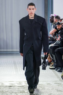 MILAN, ITALY - 26 Şubat 2022 'de Milano Moda Haftası / Kış 2023' te İtalya 'nın Milano kentinde düzenlenen Trussardi defilesinde bir model podyumda yürüyor..