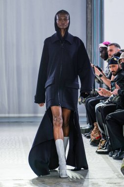 MILAN, ITALY - 26 Şubat 2022 'de Milano Moda Haftası / Kış 2023' te İtalya 'nın Milano kentinde düzenlenen Trussardi defilesinde bir model podyumda yürüyor..