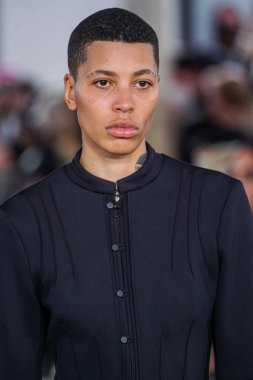 MILAN, ITALY - 26 Şubat 2022 'de Milano Moda Haftası / Kış 2023' te İtalya 'nın Milano kentinde düzenlenen Trussardi defilesinde bir model podyumda yürüyor..