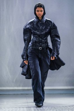 MILAN, ITALY - 26 Şubat 2022 'de Milano Moda Haftası / Kış 2023' te İtalya 'nın Milano kentinde düzenlenen Trussardi defilesinde bir model podyumda yürüyor..