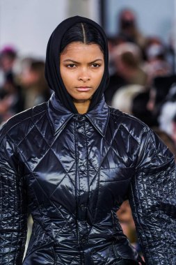 MILAN, ITALY - 26 Şubat 2022 'de Milano Moda Haftası / Kış 2023' te İtalya 'nın Milano kentinde düzenlenen Trussardi defilesinde bir model podyumda yürüyor..