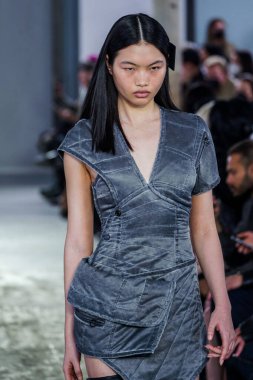 MILAN, ITALY - 26 Şubat 2022 'de Milano Moda Haftası / Kış 2023' te İtalya 'nın Milano kentinde düzenlenen Trussardi defilesinde bir model podyumda yürüyor..