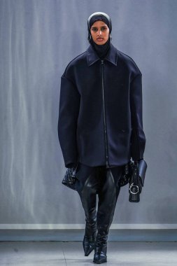 MILAN, ITALY - 26 Şubat 2022 'de Milano Moda Haftası / Kış 2023' te İtalya 'nın Milano kentinde düzenlenen Trussardi defilesinde bir model podyumda yürüyor..