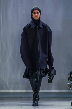 MILAN, ITALY - 26 Şubat 2022 'de Milano Moda Haftası / Kış 2023' te İtalya 'nın Milano kentinde düzenlenen Trussardi defilesinde bir model podyumda yürüyor..