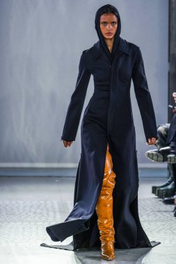 MILAN, ITALY - 26 Şubat 2022 'de Milano Moda Haftası / Kış 2023' te İtalya 'nın Milano kentinde düzenlenen Trussardi defilesinde bir model podyumda yürüyor..