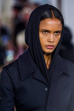 MILAN, ITALY - 26 Şubat 2022 'de Milano Moda Haftası / Kış 2023' te İtalya 'nın Milano kentinde düzenlenen Trussardi defilesinde bir model podyumda yürüyor..