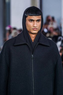 MILAN, ITALY - 26 Şubat 2022 'de Milano Moda Haftası / Kış 2023' te İtalya 'nın Milano kentinde düzenlenen Trussardi defilesinde bir model podyumda yürüyor..