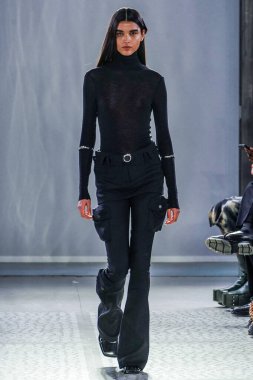 MILAN, ITALY - 26 Şubat 2022 'de Milano Moda Haftası / Kış 2023' te İtalya 'nın Milano kentinde düzenlenen Trussardi defilesinde bir model podyumda yürüyor..