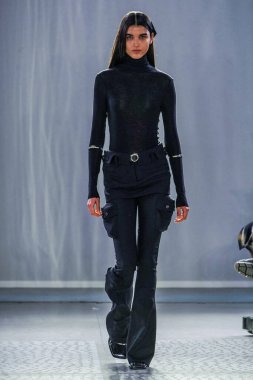 MILAN, ITALY - 26 Şubat 2022 'de Milano Moda Haftası / Kış 2023' te İtalya 'nın Milano kentinde düzenlenen Trussardi defilesinde bir model podyumda yürüyor..