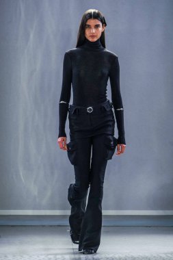 MILAN, ITALY - 26 Şubat 2022 'de Milano Moda Haftası / Kış 2023' te İtalya 'nın Milano kentinde düzenlenen Trussardi defilesinde bir model podyumda yürüyor..