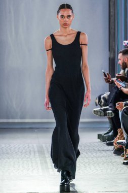 MILAN, ITALY - 26 Şubat 2022 'de Milano Moda Haftası / Kış 2023' te İtalya 'nın Milano kentinde düzenlenen Trussardi defilesinde bir model podyumda yürüyor..